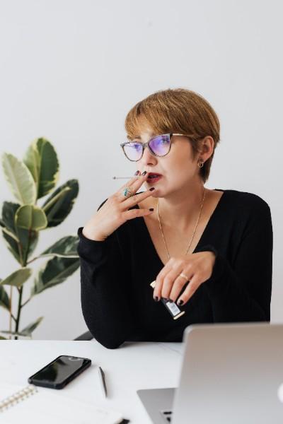 femme qui fume au bureau