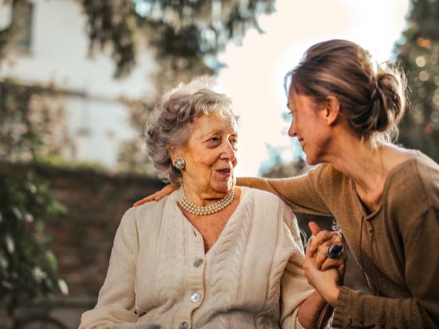 Le jour où l'on devient la mère de ses parents. Une transition difficile à vivre.