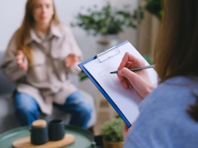 Quelle différence entre psychologue et thérapeute ? Comment faire son choix. 